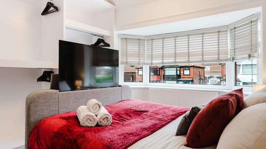 Etihad Co-op Live 3-bed Free Parking