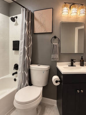 Hair dryer, towels, soap, toilet paper - Modern 3BR Near Airport & Fort Moore (Columbus)