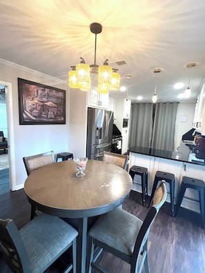 Dining - Modern 3BR Near Airport & Fort Moore (Columbus)