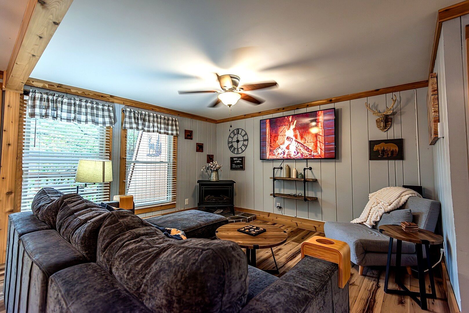 Smart TV, fireplace, table tennis