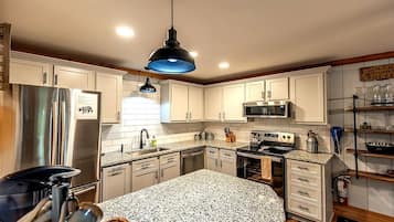 Coffee/tea maker, fridge, microwave, oven