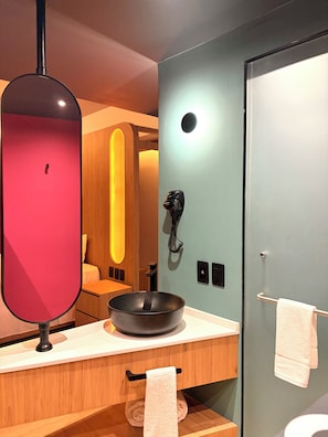 Standardzimmer | Badezimmer | Handtücher, Seife, Shampoo, Toilettenpapier