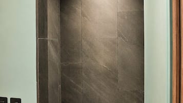 Toallas, jabón, shampoo, papel de baño