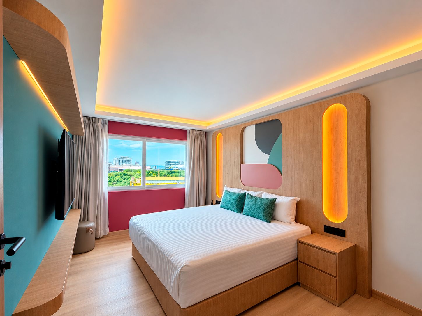 Habitación de hotel moderna con una cama grande, una mesita de noche, televisión y vistas a la ciudad.