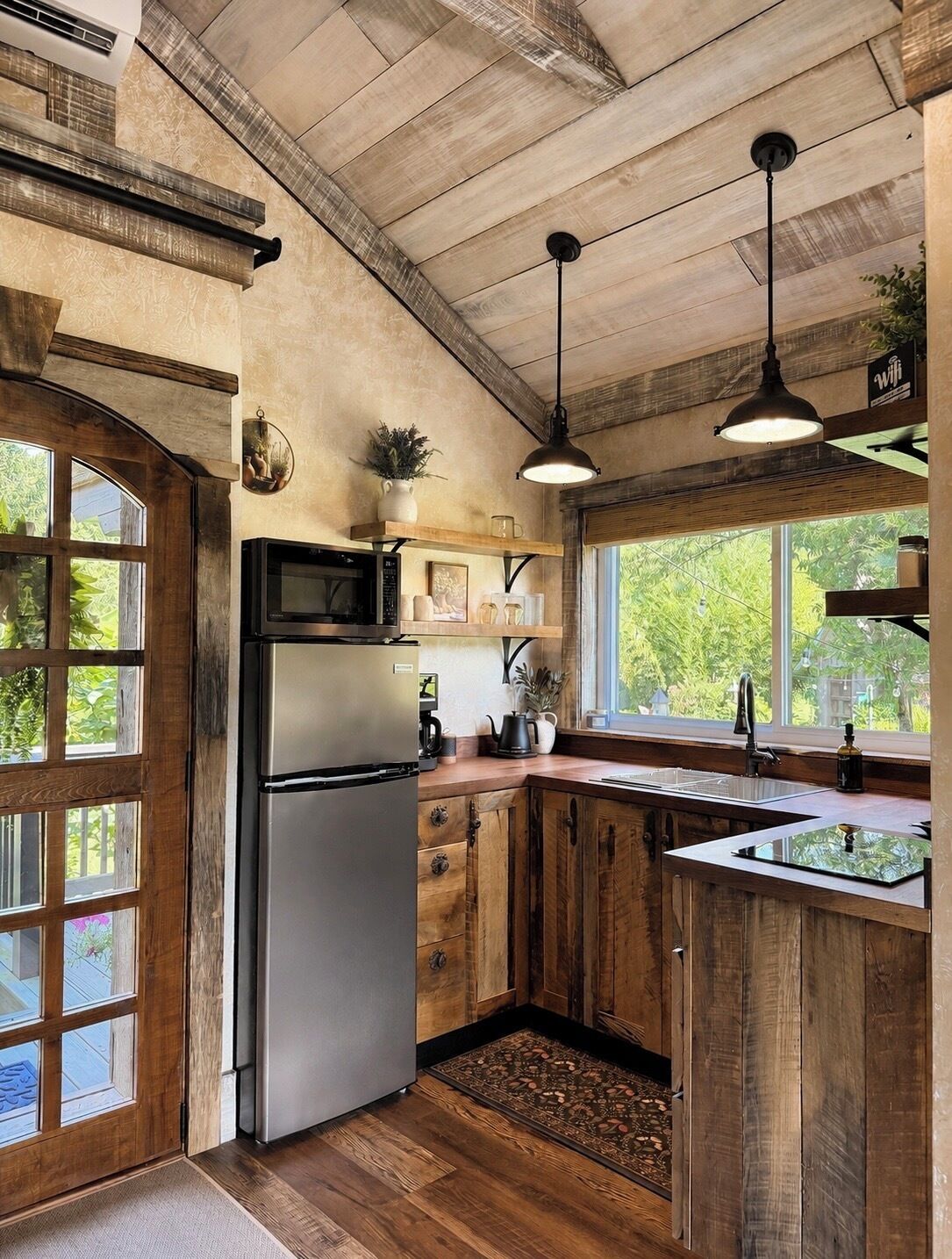 Coffee/tea maker, fridge, microwave, stovetop