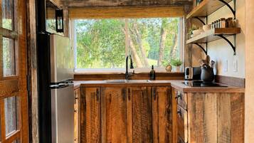 Coffee/tea maker, fridge, microwave, stovetop