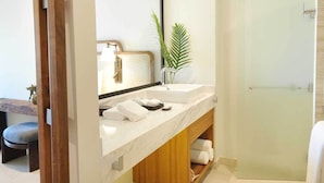 Dusche, Haartrockner, Handtücher, Seife