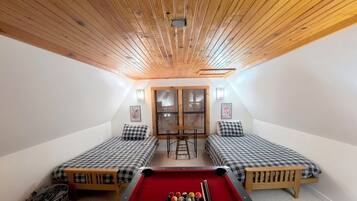 Iron/ironing board, WiFi, bed sheets