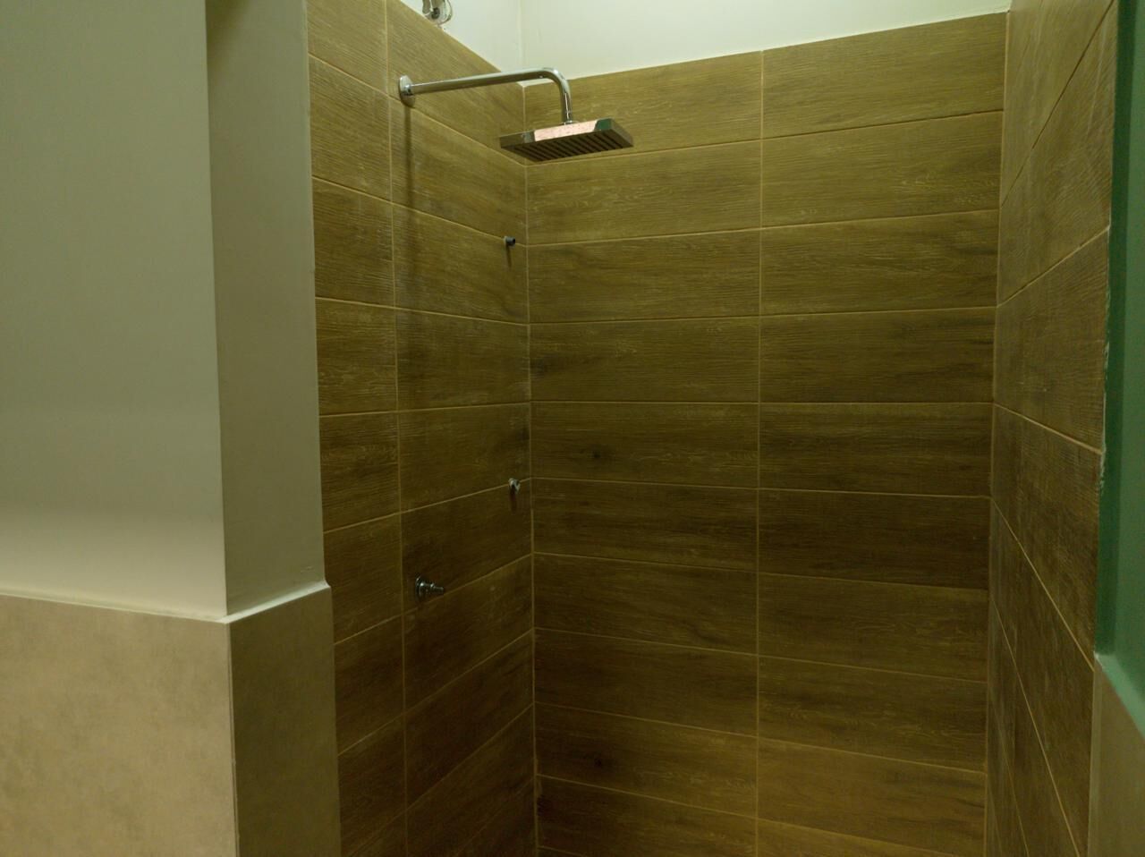 Standard-Doppelzimmer | Badezimmer | Dusche, Handtücher, Seife, Toilettenpapier