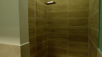 Standard-Doppelzimmer | Badezimmer | Dusche, Handtücher, Seife, Toilettenpapier