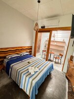 Habitación de hotel con una cama, una mesita y una silla.