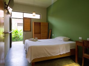 Quarto casal standard | Ferros/tábuas de passar roupa, Wi-Fi de cortesia