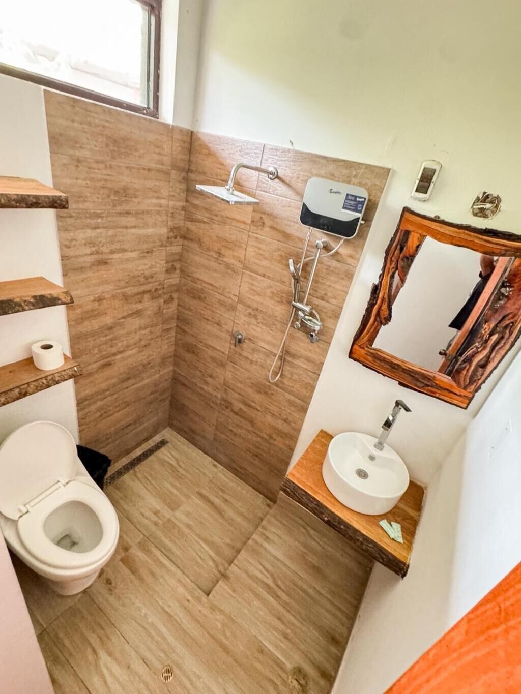Habitación doble estándar | Baño | Regadera, toallas, jabón, papel de baño 