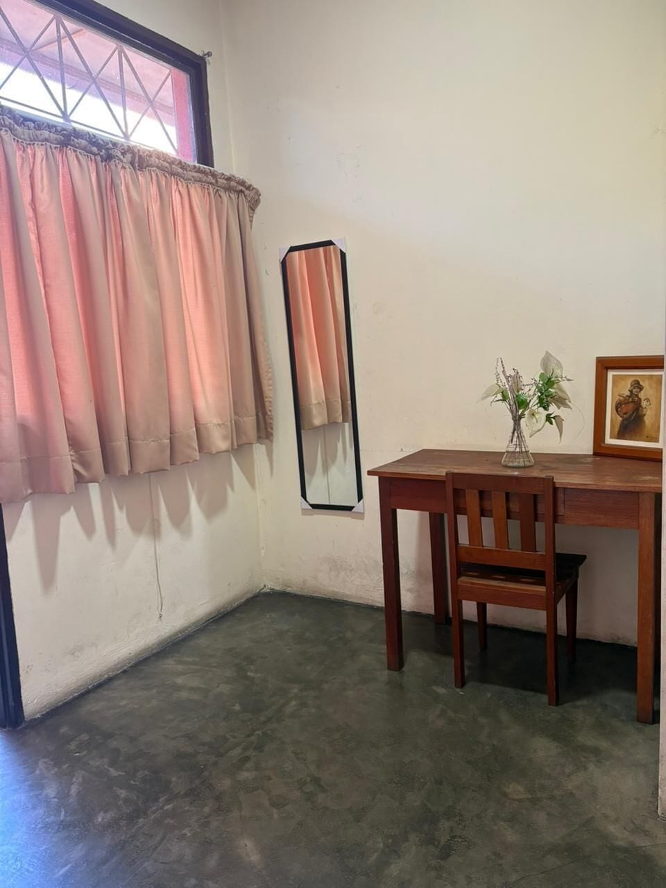 Habitación individual económica | Tabla de planchar con plancha y wifi gratis 