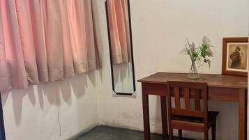 Habitación individual económica | Tabla de planchar con plancha y wifi gratis