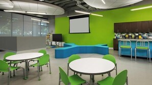 Um espaço interior moderno com uma parede verde decorativa, um quadro branco e uma área de cozinha com banquetas.