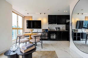 A modern kitchen with black cabinets, a built-in oven, and a large window. - w* | Upscale 1BR in Obarrio w/ AC (Panamá)