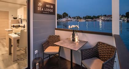 Modern Houseboat With Whirlpool in Novigrad