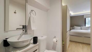 Shower, hair dryer, towels, shampoo