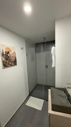 Secador de pelo, toallas, jabón, papel higiénico