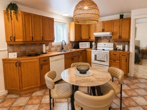 Private kitchen - Le Rose Arthur A | Private Patio • Parking (Laval)