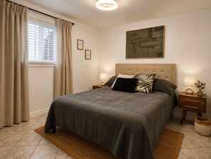 Room - Le Rose Arthur A | Private Patio • Parking (Laval)