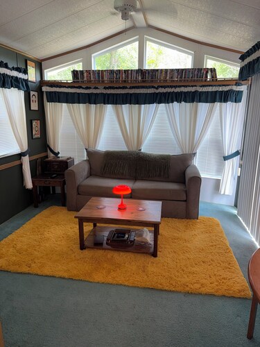 Lovely 1-bedroom cabin with AC in beautiful Live Oak
