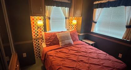 Lovely 1-bedroom cabin with AC in beautiful Live Oak