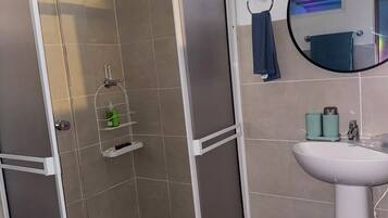 Serviettes fournies, savon, papier toilette