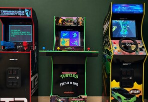 Drei Spielautomaten mit verschiedenen Themen, darunter 'Terminator Judgment Day', 'Teenage Mutant Ninja Turtles' und 'The Fast and the Furious'.