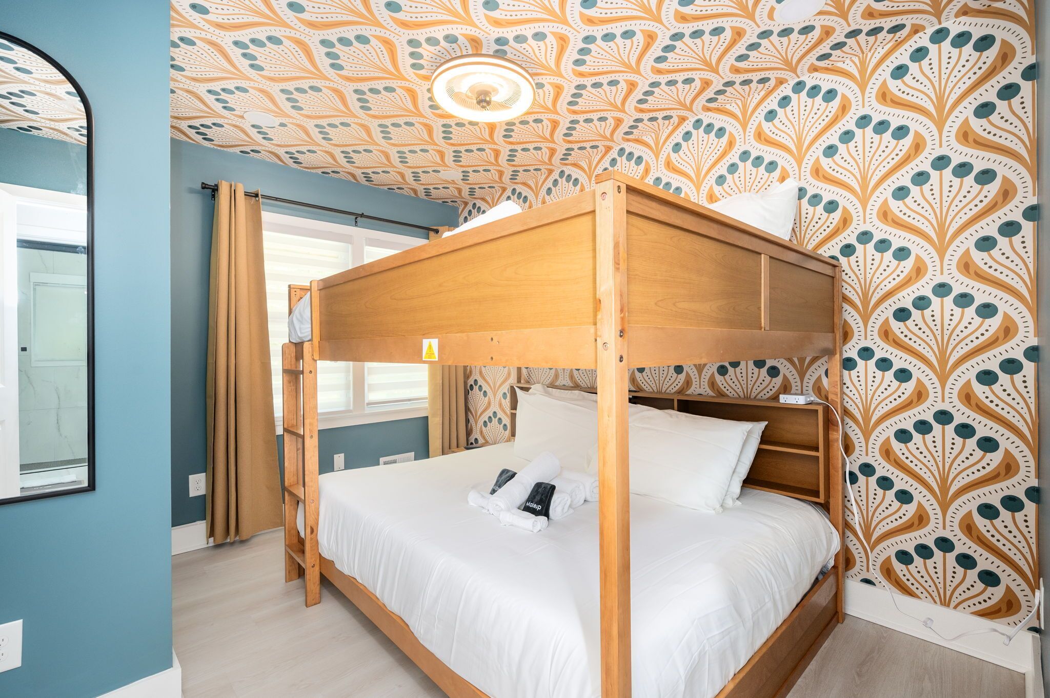 5 bedrooms, desk, iron/ironing board, WiFi (free)