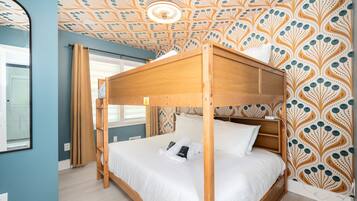 5 bedrooms, desk, iron/ironing board, WiFi (free)
