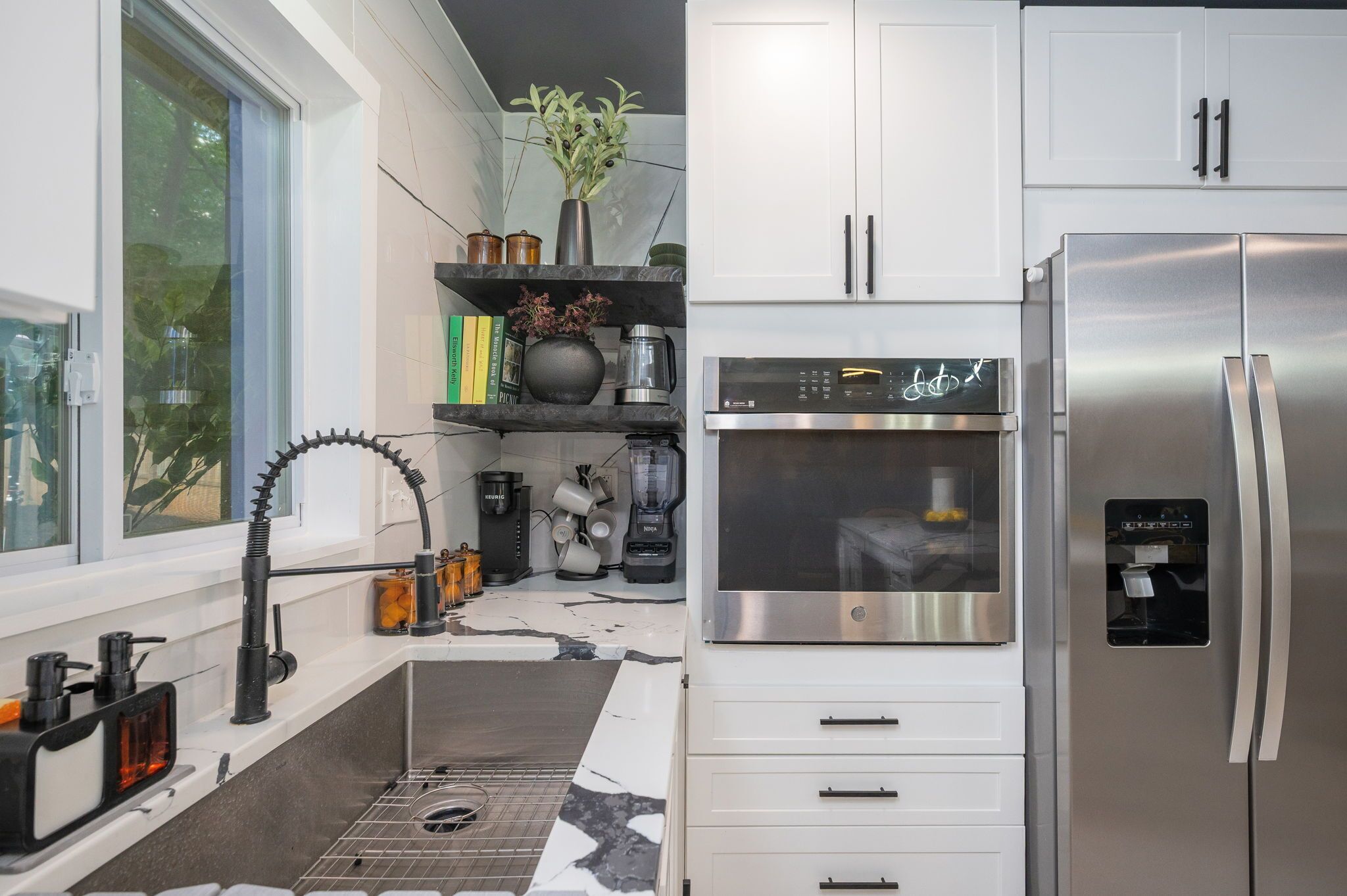 Coffee/tea maker, fridge, microwave, oven