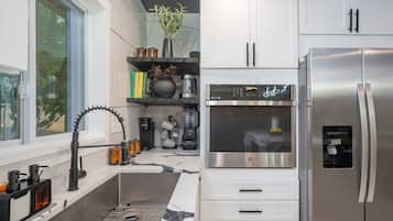 Coffee/tea maker, fridge, microwave, oven