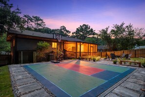 A residential property with a basketball court, a wooden deck, and a house with a porch. - Private Pickleball & Game Retreat with Fire Pit (Decatur)