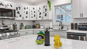 Coffee/tea maker, fridge, microwave, oven