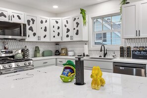 Coffee/tea maker, fridge, microwave, oven