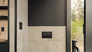 Un baño moderno con inodoro, lavamanos y ventana.