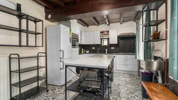 Coffee/tea maker, fridge, microwave, oven