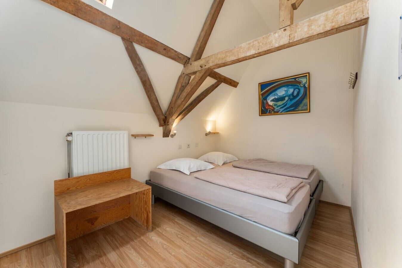 Desk, WiFi, bed sheets
