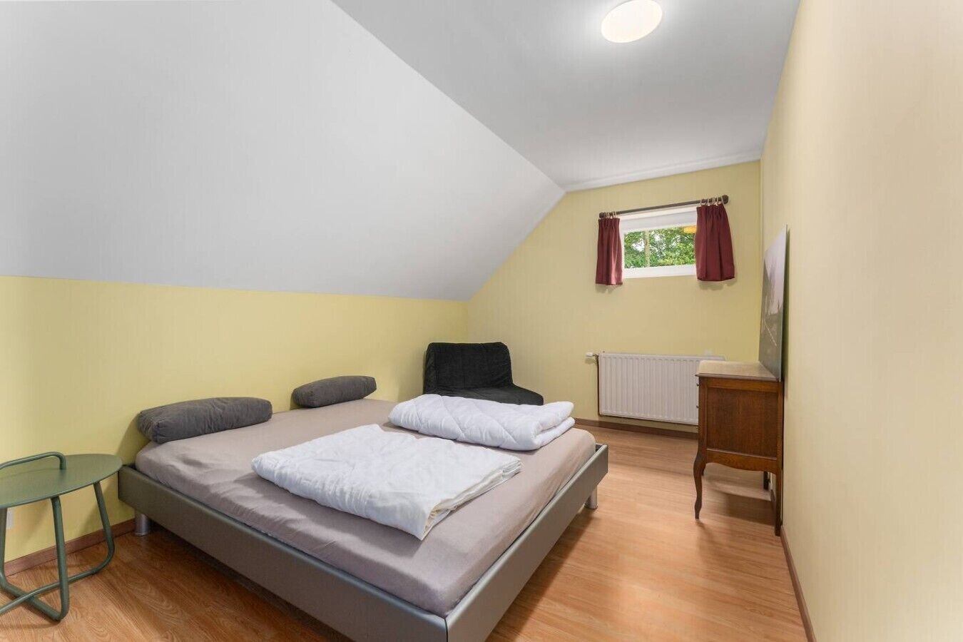 Desk, WiFi, bed sheets