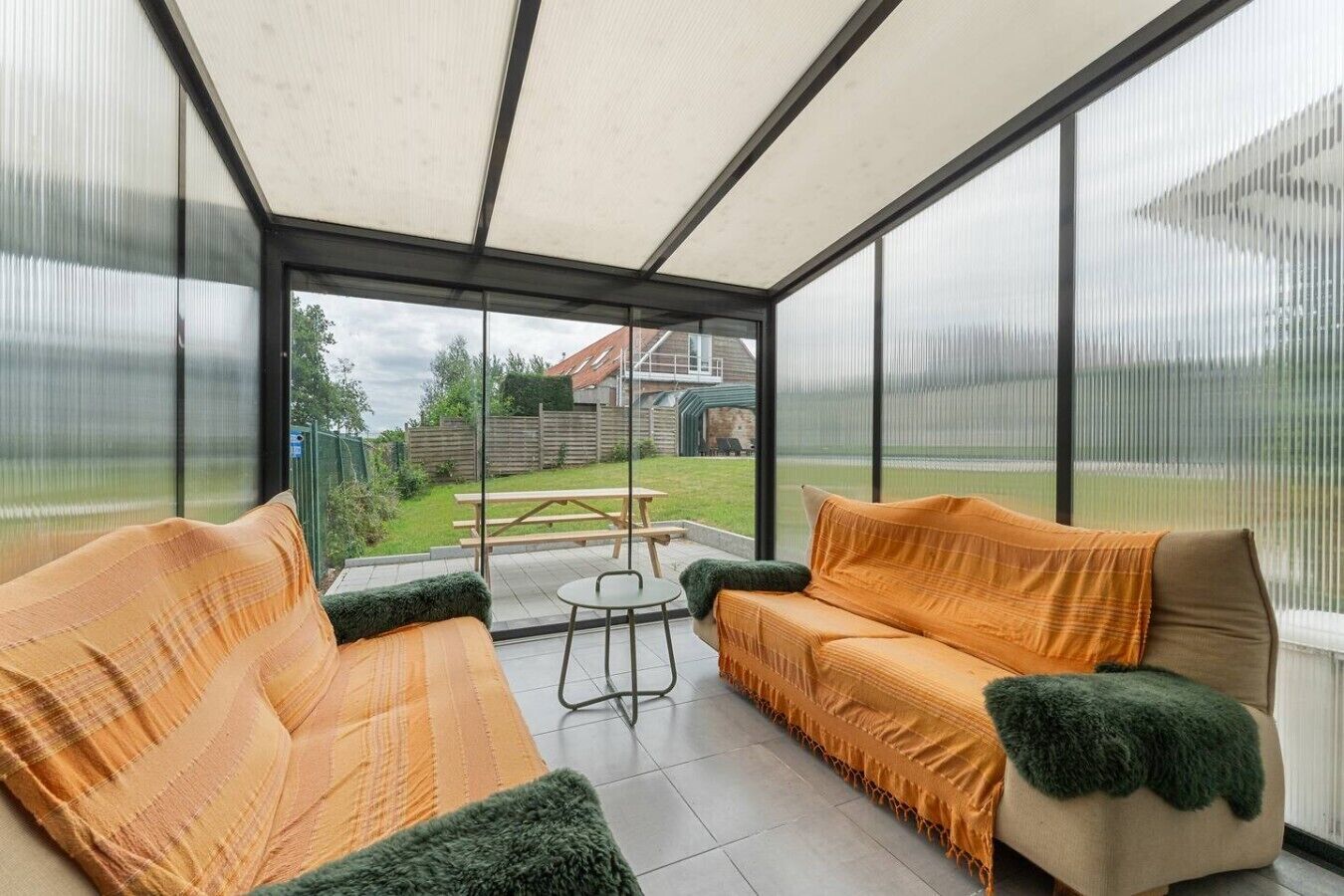 Fernseher, Kamin, Tischtennisplatte, Stereoanlage