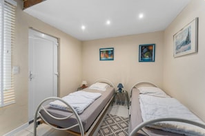 Desk, WiFi, bed sheets