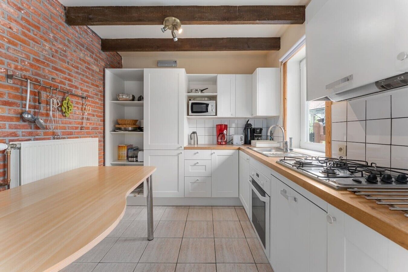 Wasserkocher mit Kaffee-/Teezubehör, Kühlschrank, Mikrowelle, Ofen