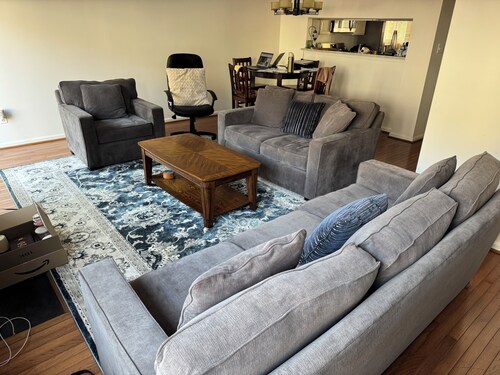 Spacious Sterling Townhome 9 Min to Dulles Airport