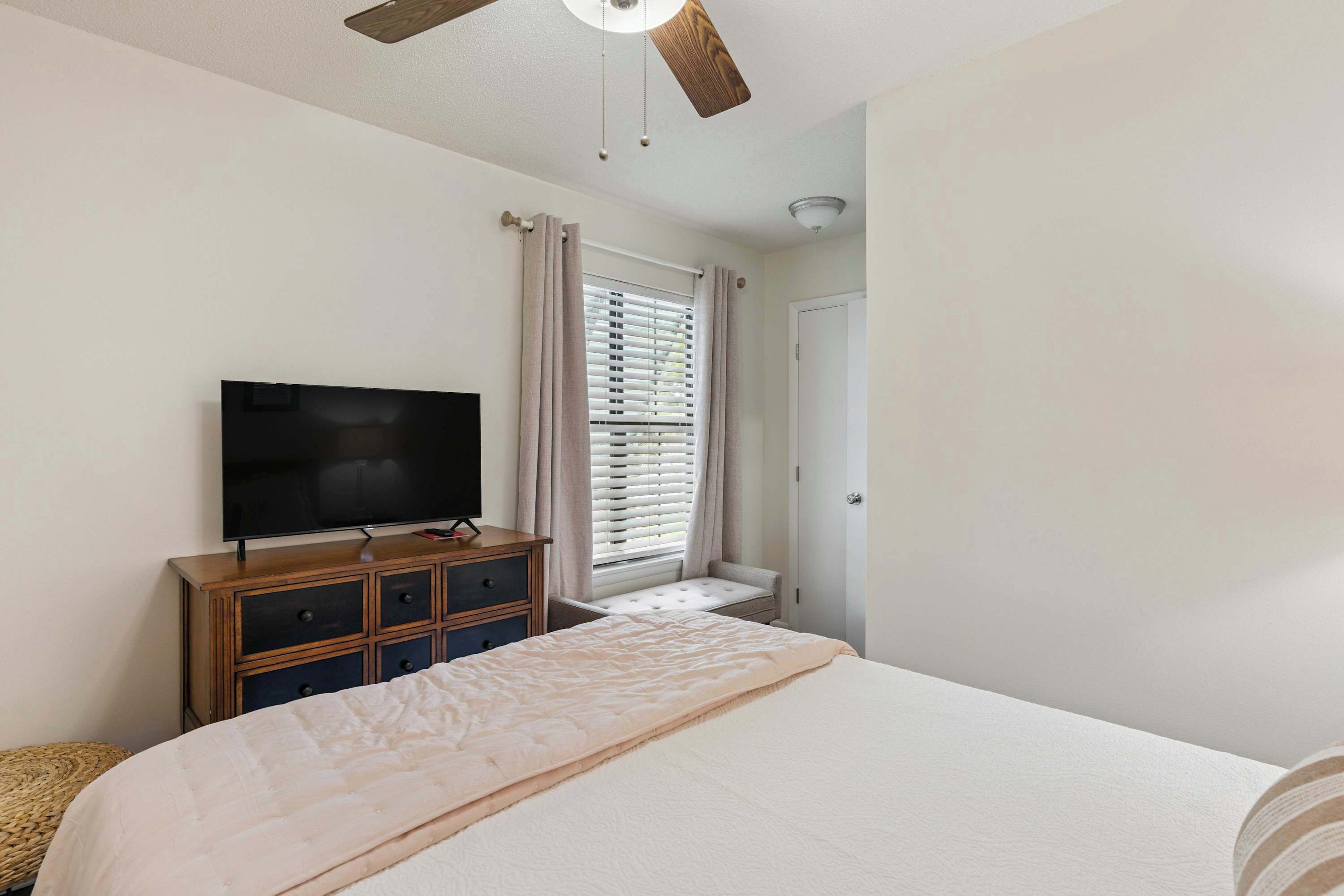 3 habitaciones, tabla de planchar con plancha, wifi y ropa de cama 