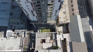 Un immeuble de grande hauteur doté de nombreux balcons et d’une terrasse sur le toit.