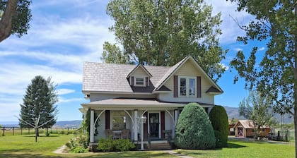The Farm: Explore 13 acres, 3 bedroom farmhouse w/AC and mountain views.