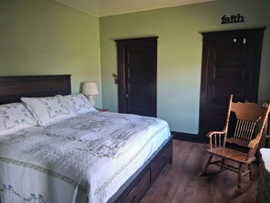 Tabla de planchar con plancha, wifi y ropa de cama 