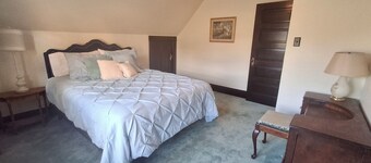 The Farm: Explore 13 acres, 3 bedroom farmhouse w/AC and mountain views.